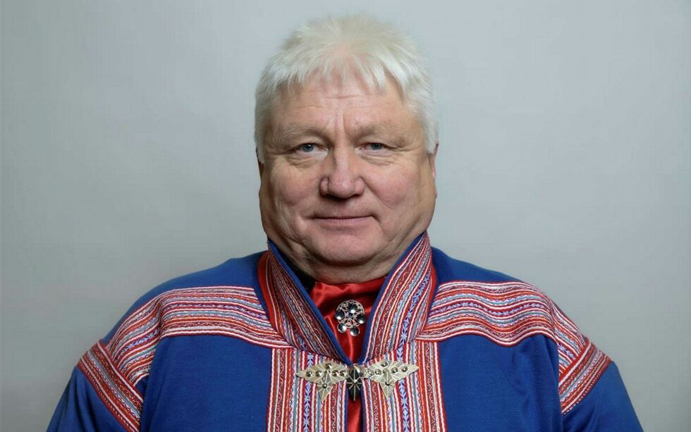 Da ex-lens­mann Kle­met Kle­met­sen for­lot po­li­ti­sta­sjo­nen i Kau­to­kei­no i ap­ril, var det som siste sam­isk­tal­en­de po­li­ti. – Det er litt leit, sier Kle­met­sen, som job­bet der i nes­ten 40 år. Sp-po­li­ti­ker­en me­ner det kan være lurt av Kau­to­kei­no å vente med å un­der­skri­ve en po­li­ti­av­ta­le, til den nye regjeringen er på plass. Foto: Troms og Finn­mark fyl­kes­kom­mu­ne.