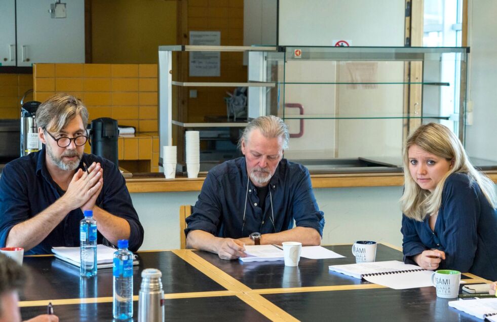 Forfatter og dramatiker Kathrine Nedrejord (til høyre) har tatt turen fra Paris, hvor hun bor og skriver, til Kautokeino. Der stiller hun, sammen med regissør, scenograf og kostymedesigner Bård Lie Thorbjørnsen og teatersjef Rolf Degerlund, og nær sagt alle involverte, når det samiske nasjonalteatret Beaivváš for alvor satte i gang produksjonen av «Human Zoo» nylig.
 Foto: Aslak Mikal Mienna/Beaivváš