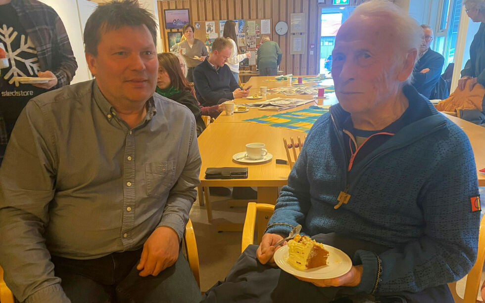 Ihuga laksefiskeveteran Andreas Njarga (til høyre) må nyte kake istedenfor laks på møtet om laksefisket i Tana. Her sammen med Rune Aslaksen.
 Foto: Thor Thrane