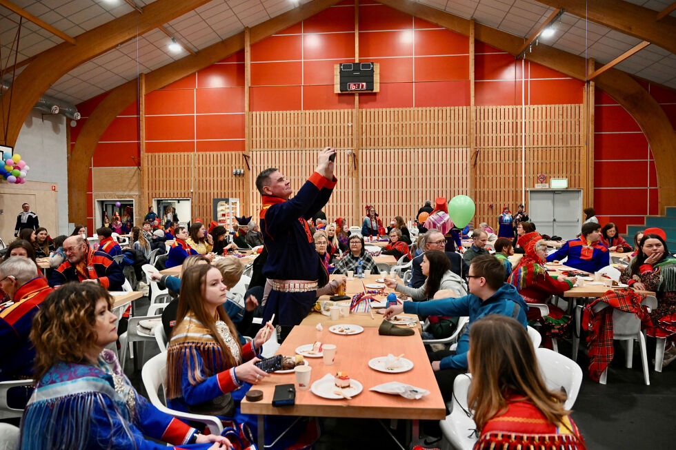 Ordfører Svein Atle Somby holdt en flott tale på nasjonaldagen, før han slappet av med folket og tok del i feiringen, også som fotograf.
 Foto: Yvette M Stornes