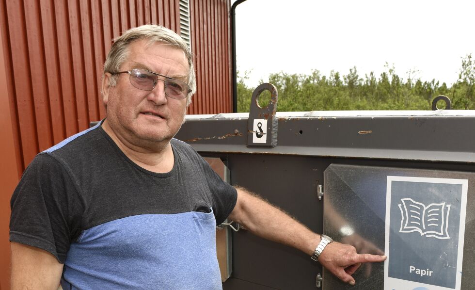 Bernt Skogen reagerer på at det flyr papirdokumenter rundt på Gairasmoen avfallsanlegg i Porsanger.
 Foto: Sigurd Schanke