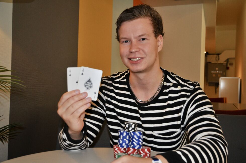 Ørjan Trosten Johnsen fra Tana vant 188.500 kroner på en andreplass i poker-NM. Han er litt bitter etter at NM-tittelen glapp, men man må lære å bli en god taper, i følge pokerspilleren. - For det kommer nok verre nedturer, smiler Ørjan Trosten Johnsen, om livet som pokerspiller.
 Foto: Rita Heitmann
