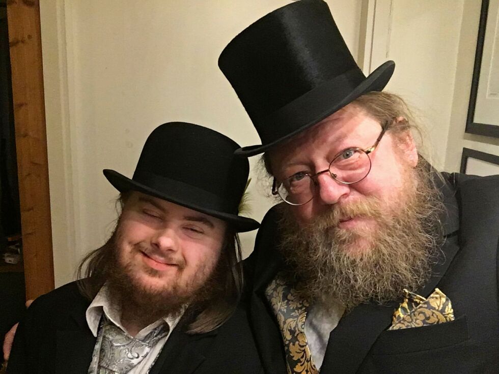 Utkledningslek, gutta koser seg med kostymer.
 Foto: Privat