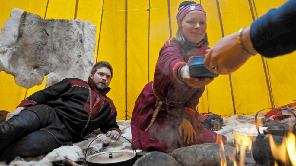 – Selvbestemmelse er ikke noe man får, men noe man har, mener Beaska Niillas med henvisning til historien i Sápmi. Her sammen med sametingskollega Sandra Márjá West.
 Foto: Stein Torger Svala