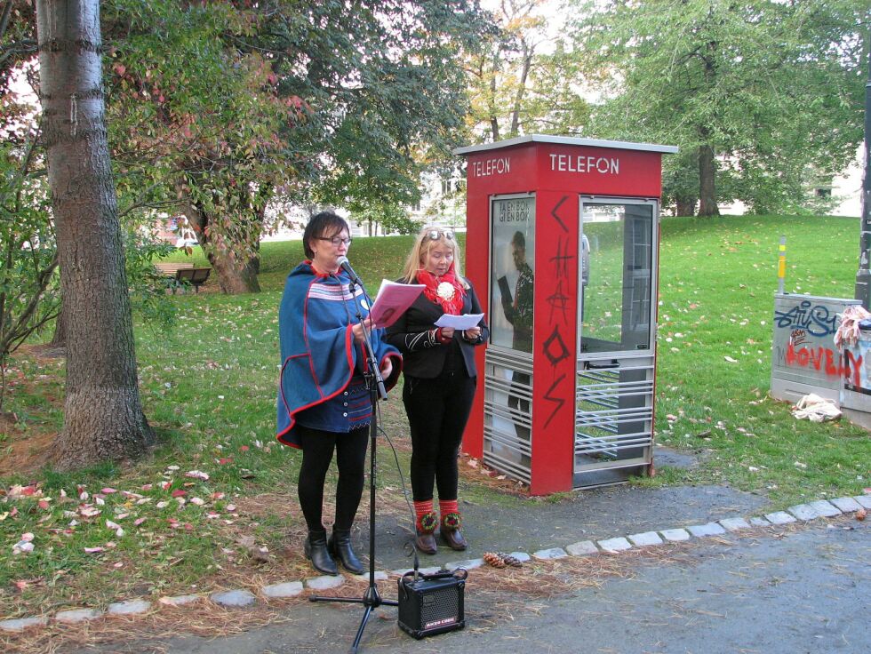 Irene Larsen (til venstre) åpnet festivalen ved Norges første samiske lesekiosk, i Lademoparken i Trondheim. Sollaug Sárgon oversatte til samisk.
 Foto: Erlend Skjetne