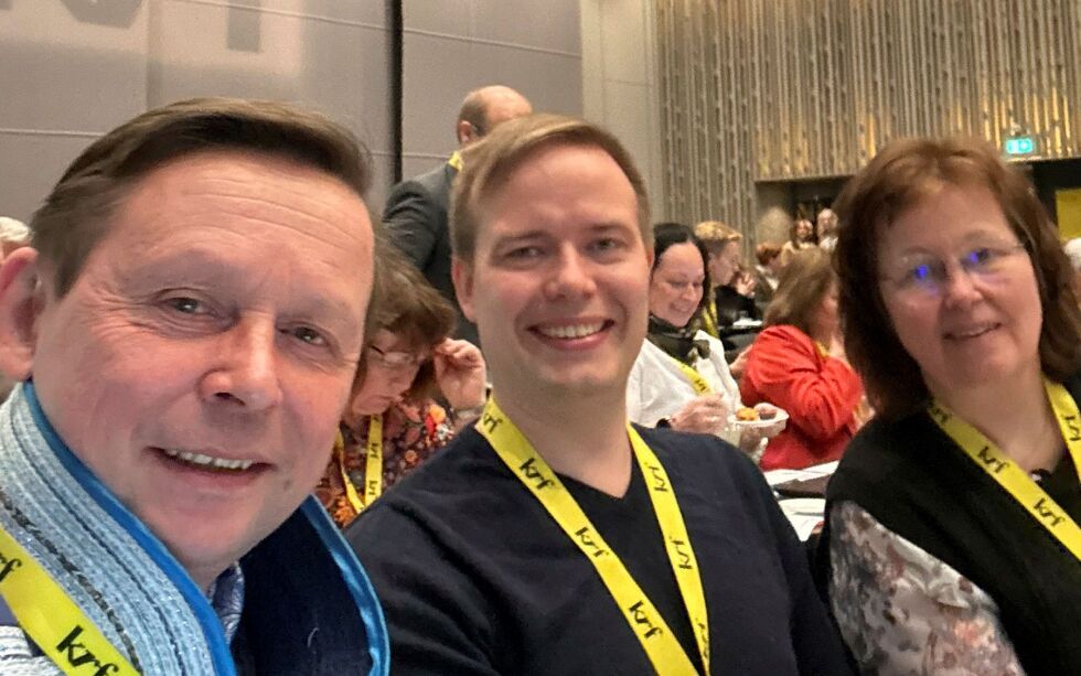 Anders S. Buljo fra Kautokeino, Erling-Christoffer Suhr fra Alta og Turid Lien fra Hammerfest representerer Finnmark under KrF sitt landsmøte i Bergen. Det er et historisk øyeblikk, i hvert fall sett fra Finnmark. – Nå har stortingsgruppa fått ordre fra landsmøtet om å snu, sier Buljo fornøyd om elektrifisering av Melkøya.
 Foto: Privat