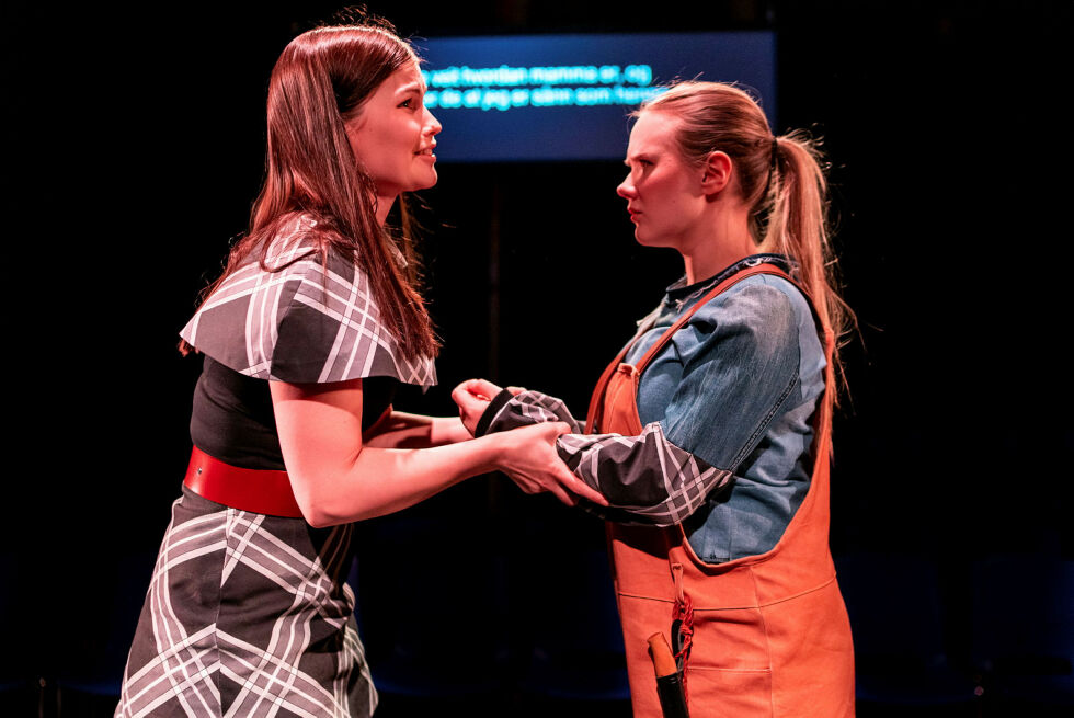 Det samiske nasjonalteatret Beaivváš er nå på turné med forestillinga «Det Sara skjuler» av Kathrine Nedrejord – som hadde urpremiere 24. februar. Nå til helgen vises den på Det Norske Teatret i hovedstaden.
Foto: pressefoto: Aslak Mikal Mienna