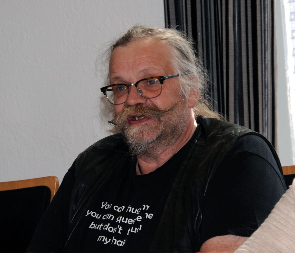 SP-politiker Kurt Wikan fra Pasvik oppfordrer nå melkekunder til å ikke kjøpe de store melkepakkene, da disse ikke er produsert av finnmarksmelk i Finnmark, men lenger sør i landet.
 Foto: Hallgeir Henriksen