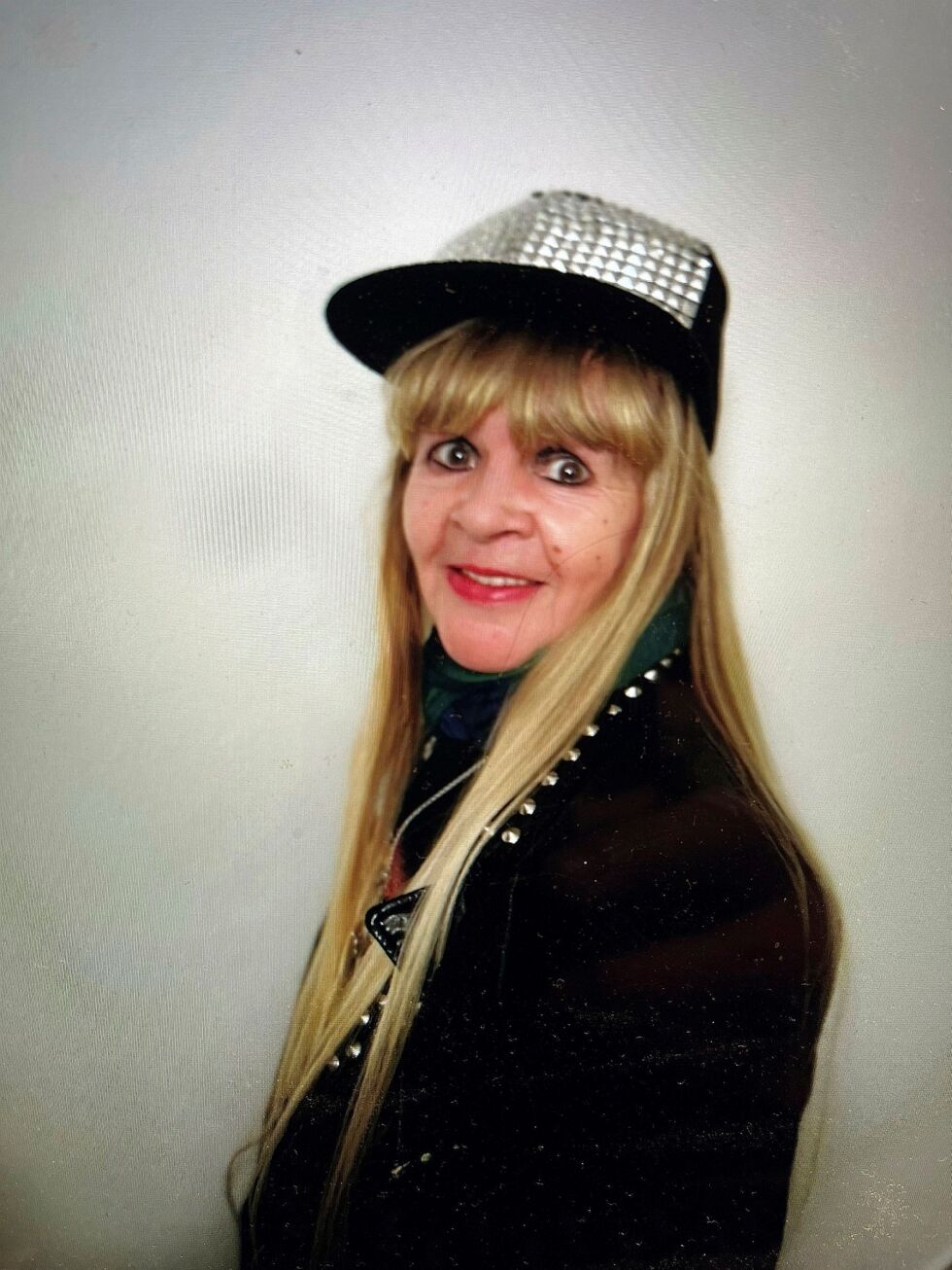 Vi har intervjuet Mary Ailonieida Sombán Mari om diktsamlingen Beaivváš mánát/Leve blant reptiler, som er nominert til Nordisk råds litteraturpris 2022.
Foto: Katri Somby