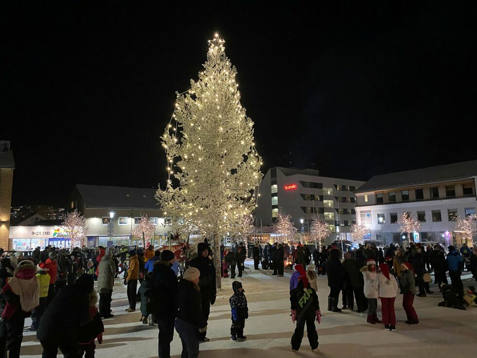 Årets julefuru på torget i Kirkenes var et fint eksemplar, som ble gjort stas på med mange lys og gang rundt mens julesanger presentert av Vidar Lønn Arnesen runget i høyttaleren.
 Foto: Hallgeir Henriksen