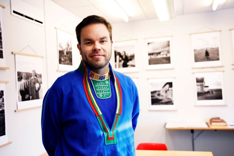 Sametingsråd Mikkel Eskil Mikkelsen har delt ut penger til samiske barnehager. Foto: June Helén Bjørnback
