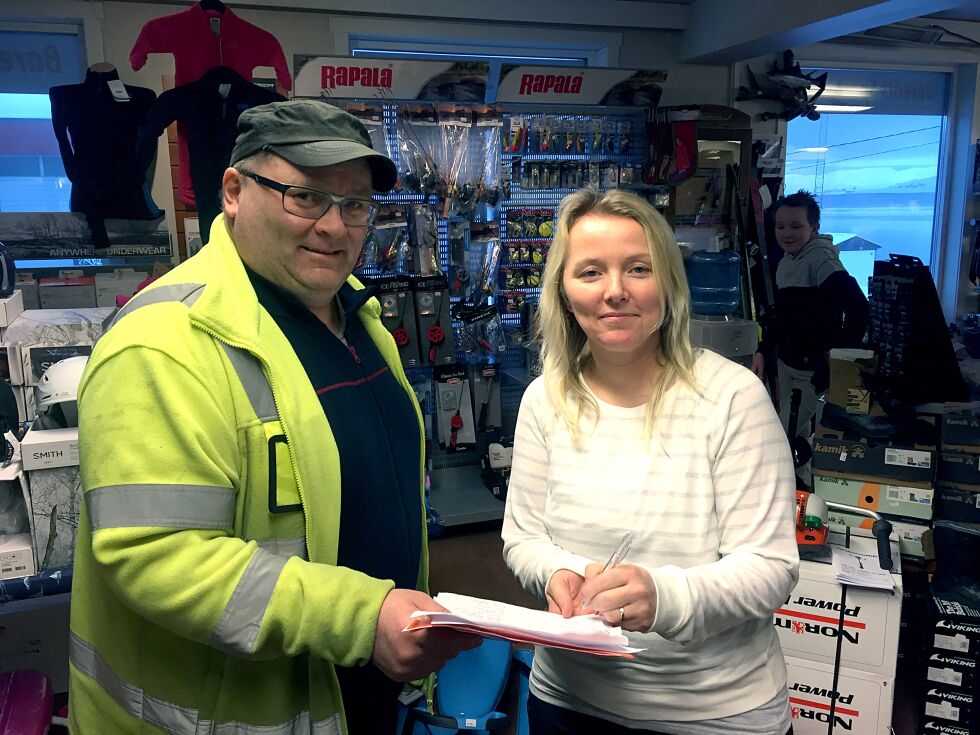 Trond Ihler sikrer seg her underskrifta til Lena Knutsen for å stoppe nedleggelse av Småstrømløypa i Jarfjord.
 Foto: Hallgeir Henriksen