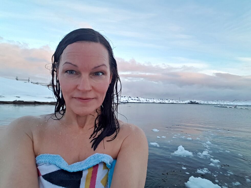 Anita planlegger sjelden badinga. Etter utført jobb i Bugøynes tidligere i vinter bare måtte hun hive seg ut i en iskald Varangerfjord der det lå litt is i
 Foto: Privat