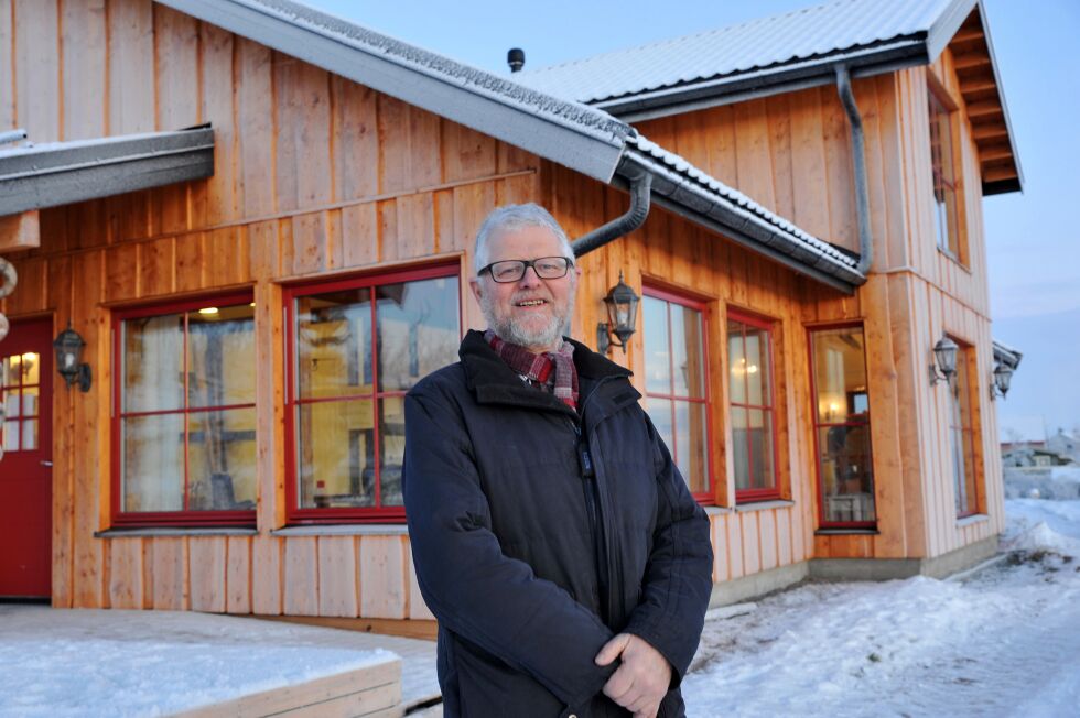 Arild Wiltmann Kero og kona Anne Lise trives med å arbeide. Nå har de akkurat åpnet nytt utsalg og kafé i Varangerbotn. Der vil de også servere middagsretter etter hvert.
 Foto: Erik Brenli