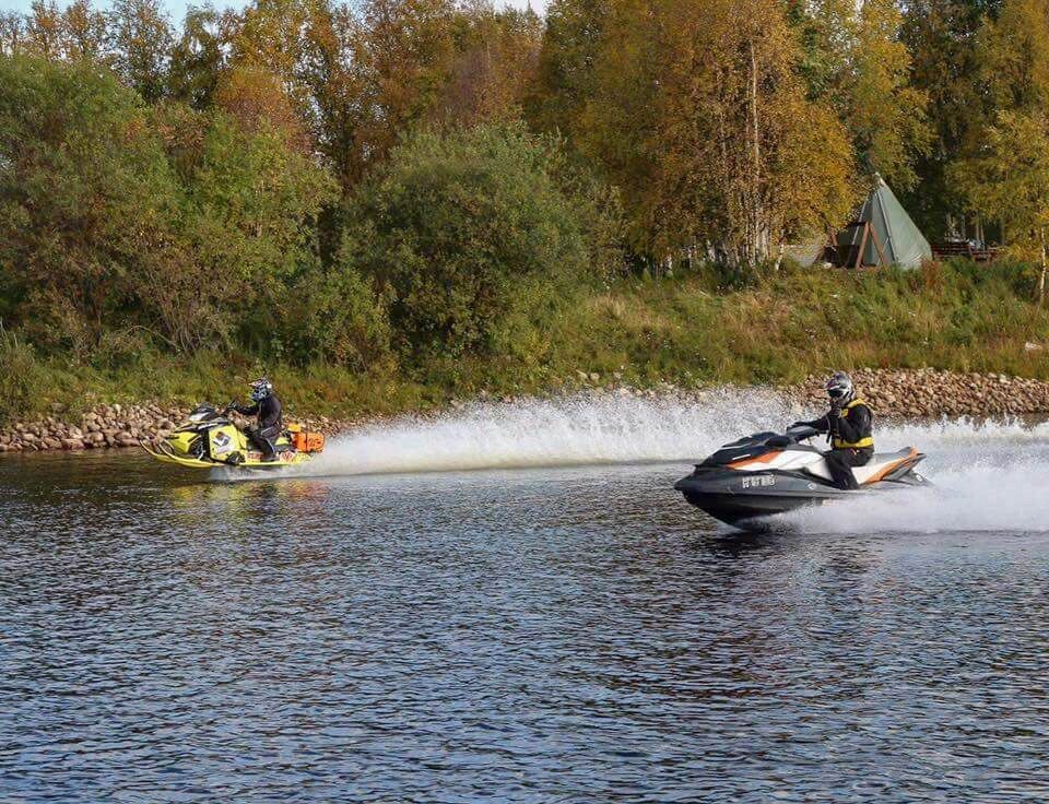 Finnen Aki Pesonen satte verdensrekord med sneskuter på vann på Ivalojoki med 250,8 kilometer sist lørdag. Det ble etterfylt drivstoff underveis.
 Foto: Joni Maunonen