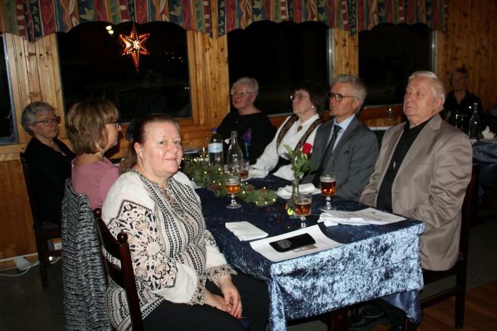 Rundt bordet sitter Solfrid Wartiainen, Nina Johnsen, Annikki Komeros, Solbjørg Mikkola, Aud Mathisen, Jack Johnsen og Harald Komeros.
 Foto: Mari-Ann Nilssen