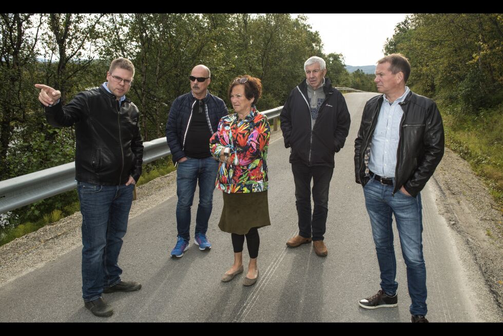 Øyvind Jonas (til venstre i bildet) ønsker opprykk i kommunen. Her fra tidligere i år, da han hadde med seg sektorstyret for næring, forvaltning og kommunalteknikk ut på befaring langs Klemetstadveien.
 Foto: Marius Thorsen