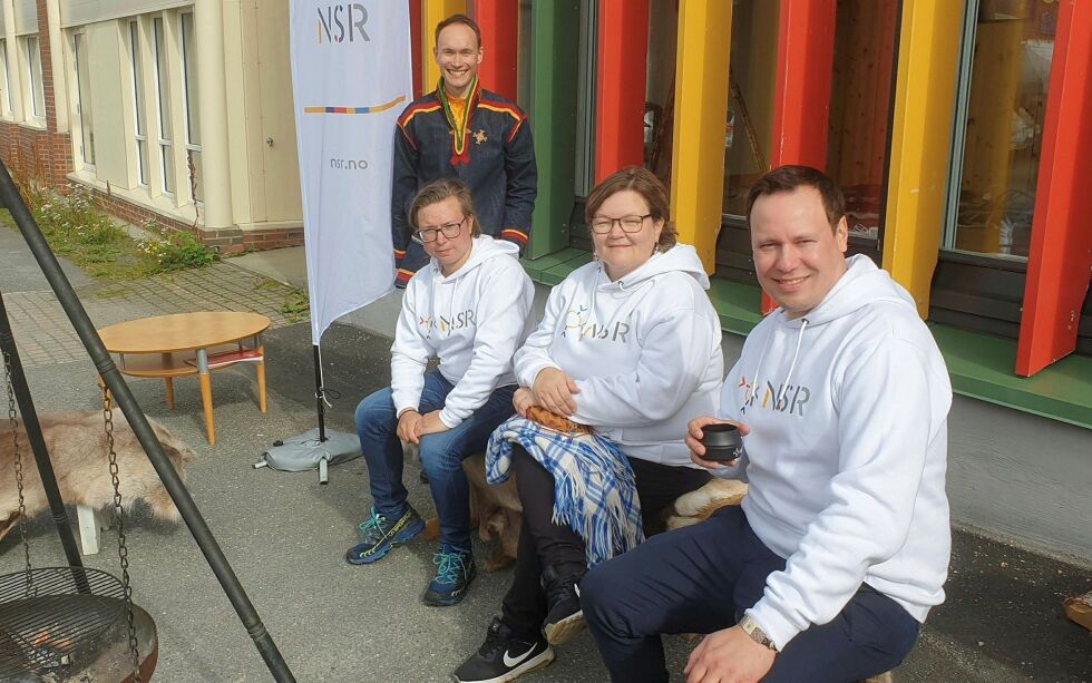 Sett fra høyre Eirik Larsen, Helén Storelv-Rabone og Mathias Olsen tilhører sameforeninga IBSS og listekandidater for NSR i Vesthavet. Stående bak NSR-leder Runar Myrnes Balto. Bildet er fra valgstand på Evenskjer i Tjeldsund sist lørdag.
 Foto: Steinar Solaas
