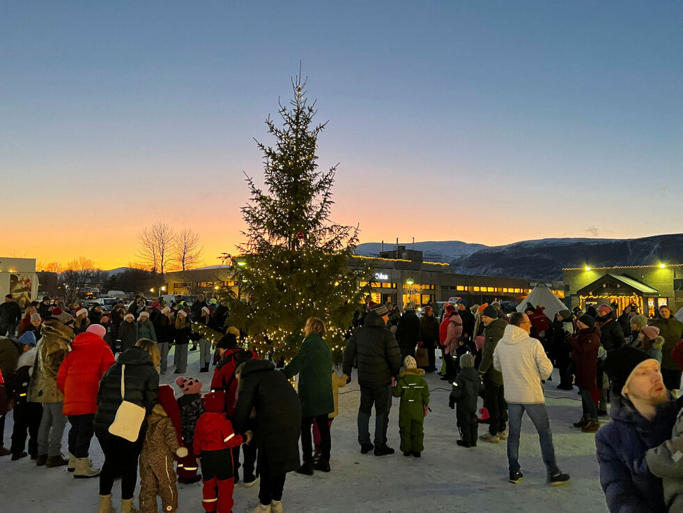 Julegateåpningen i Lakselv trakk godt med folk. Porsanger næringsforening kan fortelle om et salg på minimum 47.000 kroner per time under arrangementet.
 Foto: Sara Olaussen Stensvold