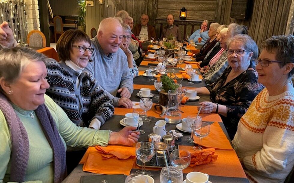 Fra Neiden Fjellstue meldes det om både herlig mat og upåklagelig stemning. På venstre side ser vi, godt synlig Edel Sadjel (nærmest), hjemmehjelp Ann M. Larsen, Kåre Våga og Elvine Smak. På høyre side kan vi identifisere Ester Persen og Anna Ragnhild Våga.
 Foto: Trude Nilsen