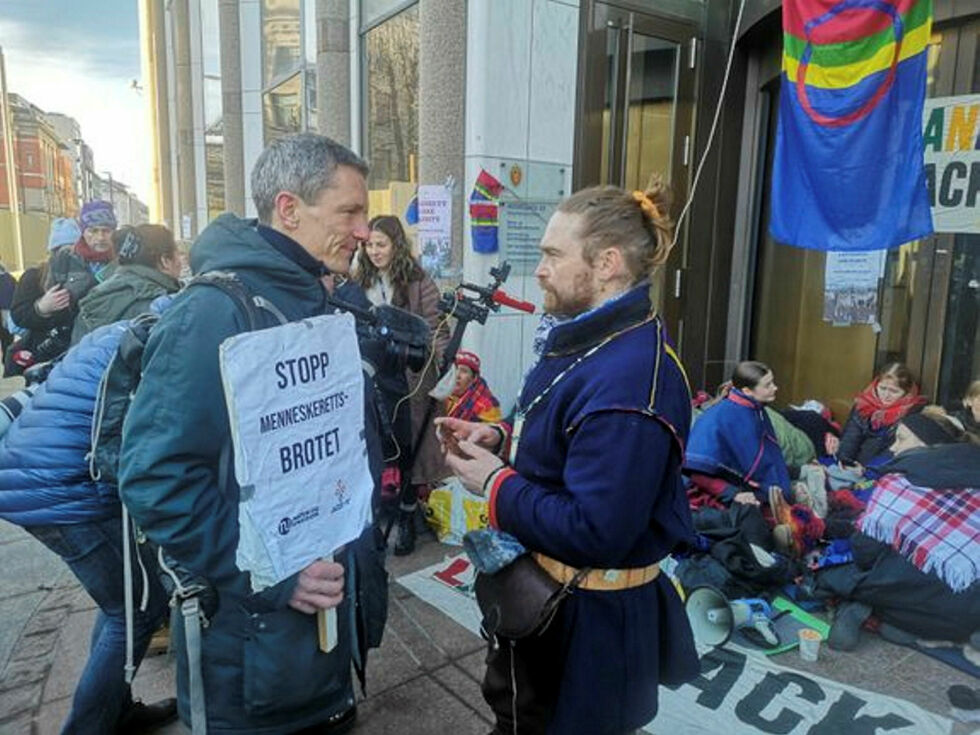 Naturvernforbundets leder Truls Gulowsen viste støtte til Fosen-aksjonistene i februar 2023, her i samtale med Beaska Niillas fra Norske Samers Riksforbund utenfor Olje- og energidepartementet.
 Foto: Tor Bjarne Christensen