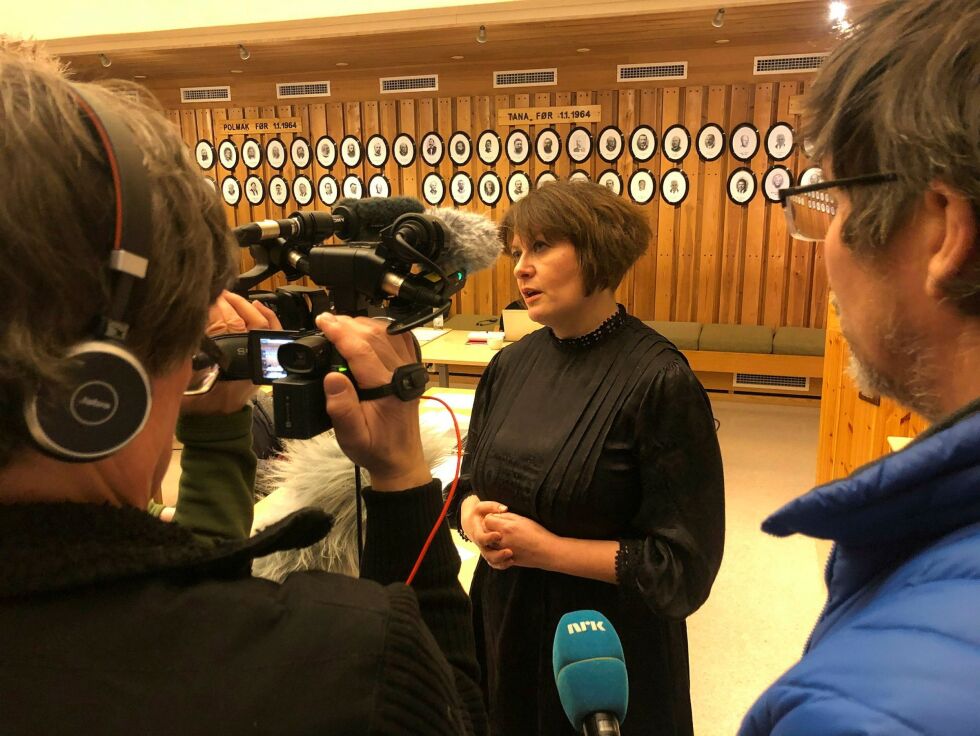 Ordfører Helga Pedersen informerer om at kommunestyret avslutter arbeidsavtalen med rådmann Jørn Aslaksen.
 Foto: Birgitte Wisur Olsen