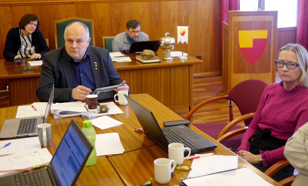 I formannskapet tirsdag valgte Arbeiderpartiet og Høyre å ansette Kari Lene Olsen i et seks måneders engasjement i Nordkapp kommune.  På bildet ses varaordfører Kjell-Valter Sivertsen (AP), som i denne saken var ordstyrer, og Hilde Fagerhaug (AP) (til høyre). Ordfører Kristina Hansen (AP) (til venstre bak) erklærte seg inhabil, da hun er nær venn av Kari Lene Olsen. Bak til høyre en alltid ytterst observant kringkastingssjæf Raymond Elde i Radio Nordkapp.