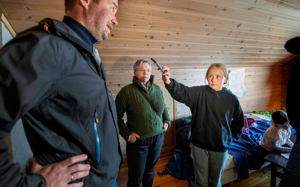 – Hvorfor har dere i regjeringa tenkt å ødelegge fremtiden vår med å bygge vindmøller i beiteområdene våre, spurte Sáve Karine Johnsdatter Guttorm (11) direkte til statsråden. I midten står ordfører i Gamvik kommune, Ragnhild Vassvik (Ap).
 Foto: Cecilie Bergan Stuedal