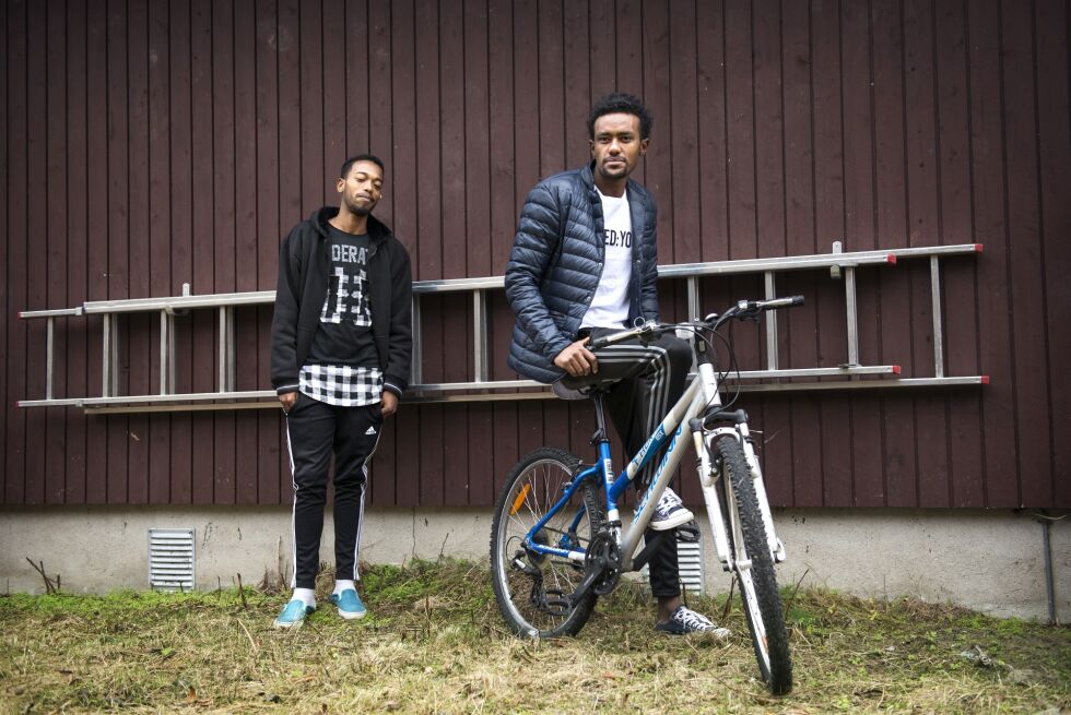 Ibsa Abdulqadir (20) og Jewaro Gure Ademo utenfor tomannsboligen de deler i Oalgevárluodda i Karasjok.
 Foto: Frøydis Falch Urbye