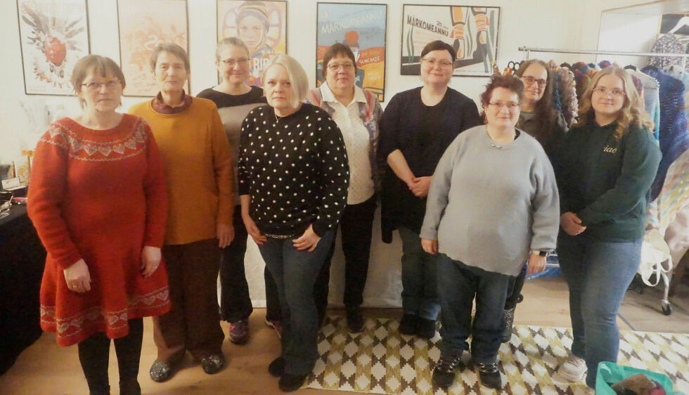 De var på julemesse i Storgata 24 sist lørdag. Fra venstre Evy Ulstein, Keth Olga Wahlgren, Veronica Helgesdatter Indrøy, Nelly-Ann Fredriksen Sagvåg, Mariann Pedersen Bårdsnes, Linda Aagesen, Frida Søfteland, Ragna Nielsen og Marion Sakslund.
 Foto: Geir Johansen