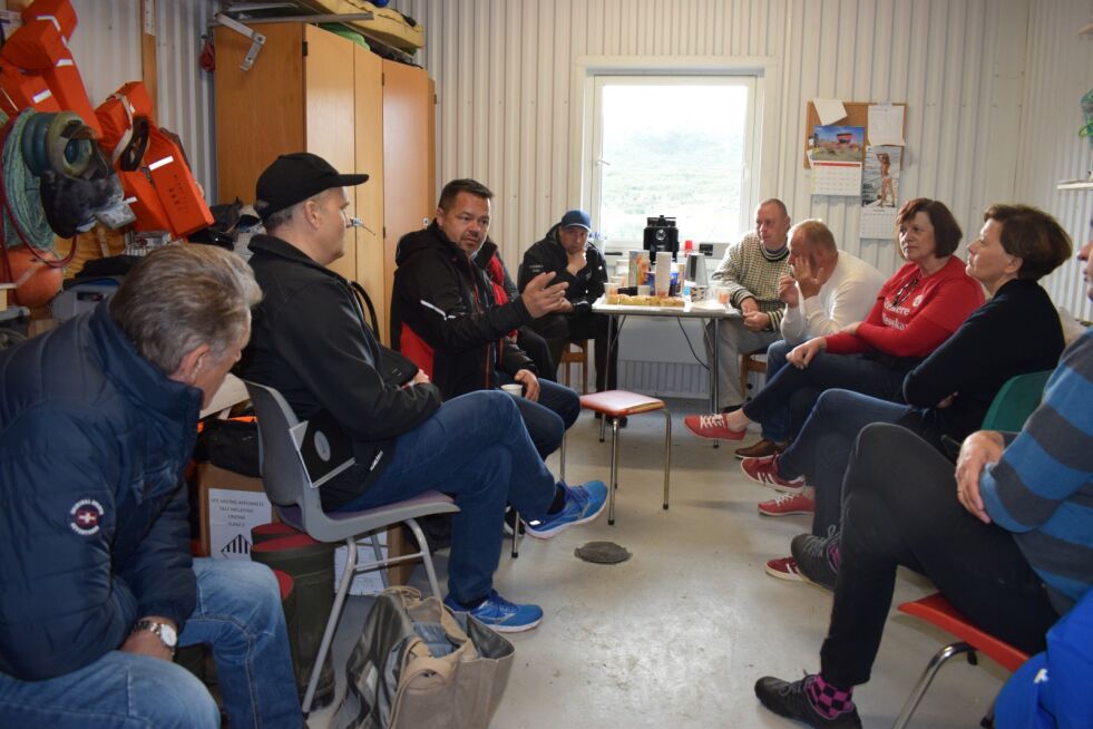 – Vi vil ha systemer og strukturer innrettet slik at Finnmark får råstoff, sier Kristina Hansen (i rød genser). Bildet er fra besøk i fiskerihavna i Torhop i Tana før kommunevalget sist høst.
 Foto: Birgitte Wisur Olsen