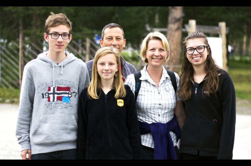Familien Ruud Grenacher er storfornøyd med ferien i Finnmark. Her er Thierry og Anne Magda Ruud Grenacher (47) sammen med barna Daniel (16), Elisa (11) og Emilie (19). Anne Magda mener alle burde reise til Finnmark for å lære om samisk - og nordnorsk kultur.
 Foto: June Helén Bjørnback