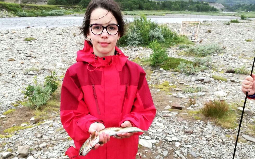 Vilde Dreyer-Altmann (10) fra Rypefjord var veldig glad for å være ved elva. En liten fisk ble det også.
 Foto: Siri Nikodemussen