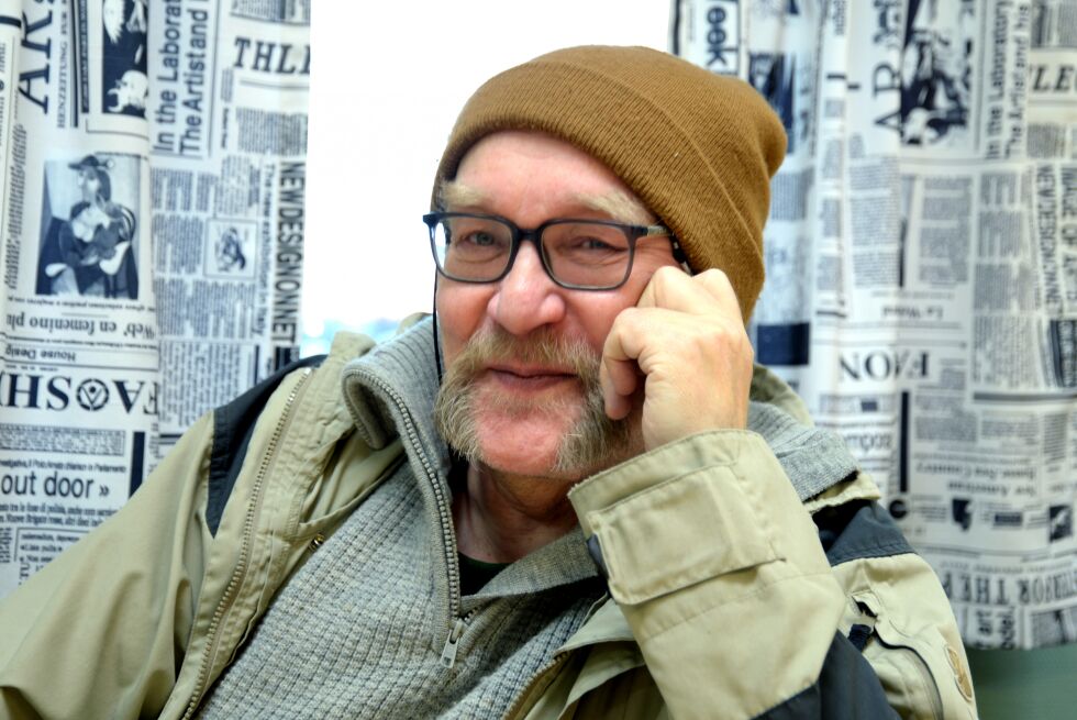 Kaféverten Arne Gustav Sorgmunter er på vegne av Blåmandag, glad og takknemlig for både gave og oppmerksomhet.
 Foto: Sonja E Andersen