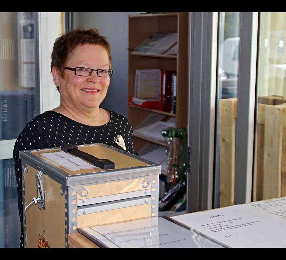 Britt-Inger Olsen i Nesseby kommune forteller om stort engasjement i forbindelse med folkeavstemningen om kommunesammenslåing.
 Foto: Torbjørn Ittelin