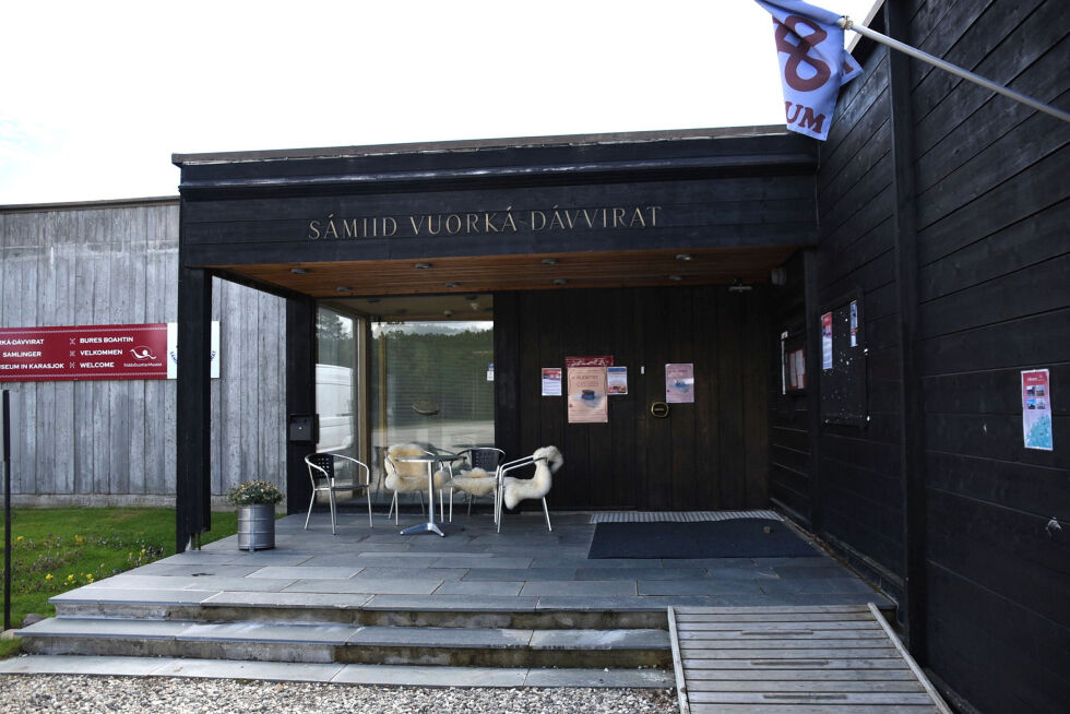 Detaljreguleringen for nymuseet og kunstmuseet i Karasjok er ute på høring med frist 24. mars for innspill. Her er inngangen på eksisterende museum.
 Foto: Arkivfoto/Ságat.