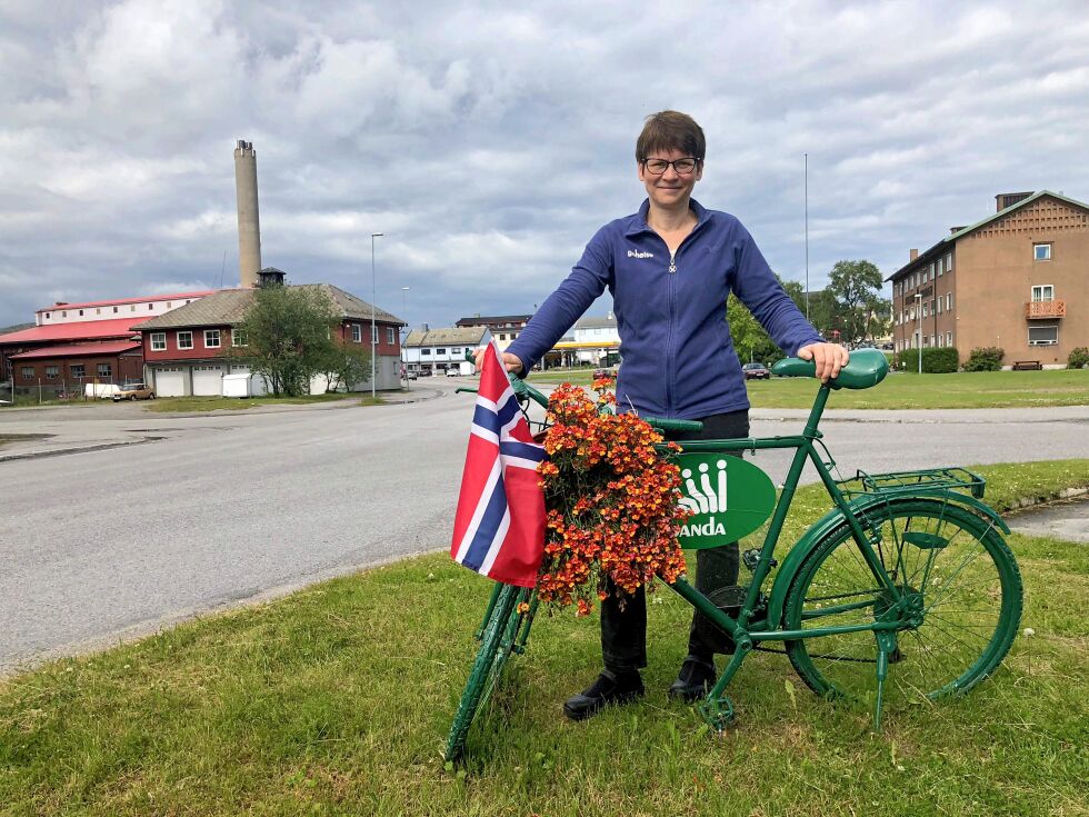 Ellen Gamnes har satt ut en pyntet sykkel, og forteller at to til skal males og settes ut.
 Foto: Birgitte Wisur Olsen