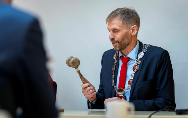 Nasjonal oppmerksomhet, utfordringer og politiske brannfakler