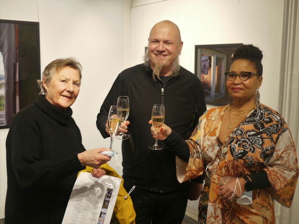 Mary Vik (til venstre) og Paula Bruun tok en skål sammen med Anders Jørgensen og gratulerte ham med utstillingen.
 Foto: Geir Johansen