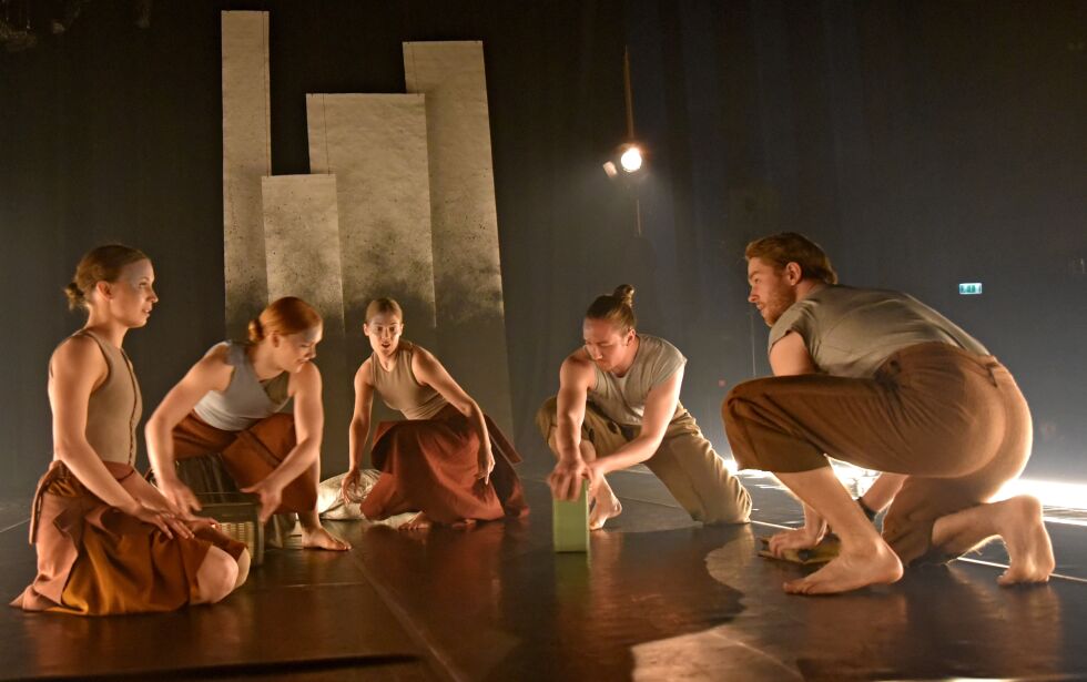 Publikum kom tett på danserne under danseforestillingen.
 Foto: Svein Sjøveian