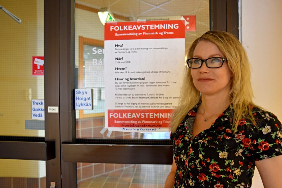 Charlotte Pedersen brukte stemmeurnen på rådhuset i Porsanger, rett før hun skulle gå opp til fagprøven i kontor- og administrasjonsfaget.
 Foto: Svein Sjøveian