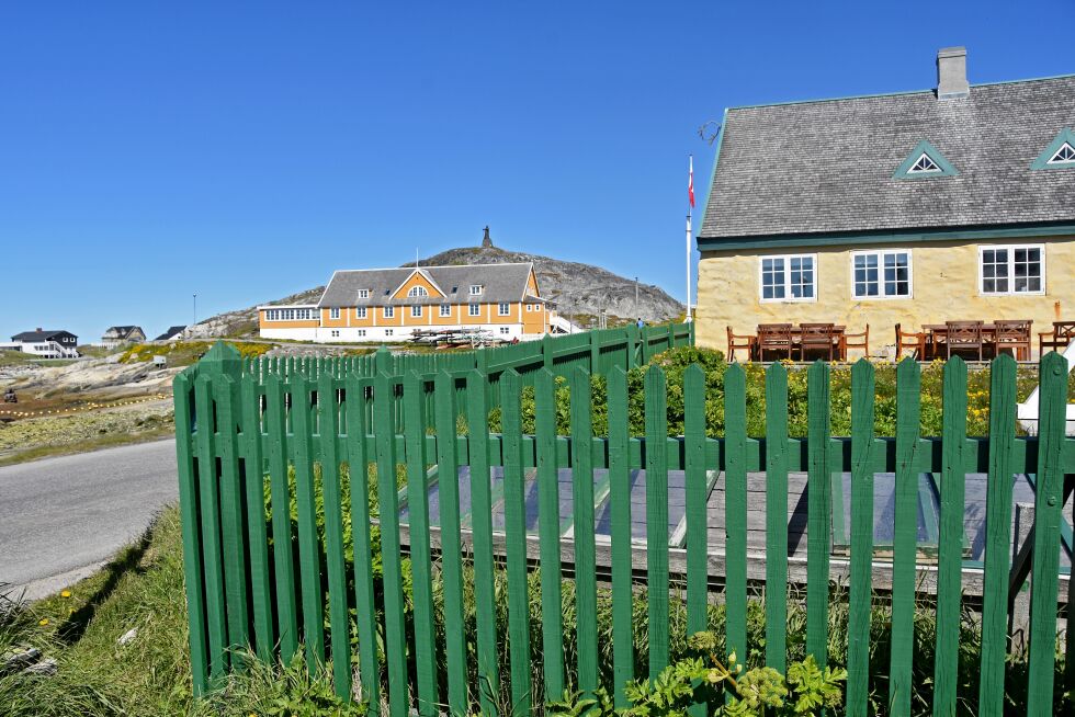 Fra Kolonibukta. Huset til Hans Egede er det gule til høyre på bildet. I bakgrunnen kan statuen av Hans Egede skimtes på toppen av knausen.
 Foto: Beate Heide