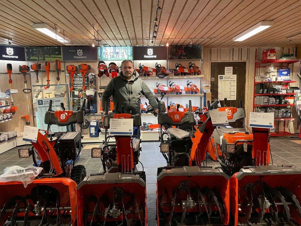 Audun Falle forteller at Antons hagesenter i romjula har solgt uvanlig mange snefresere.
 Foto: Privat