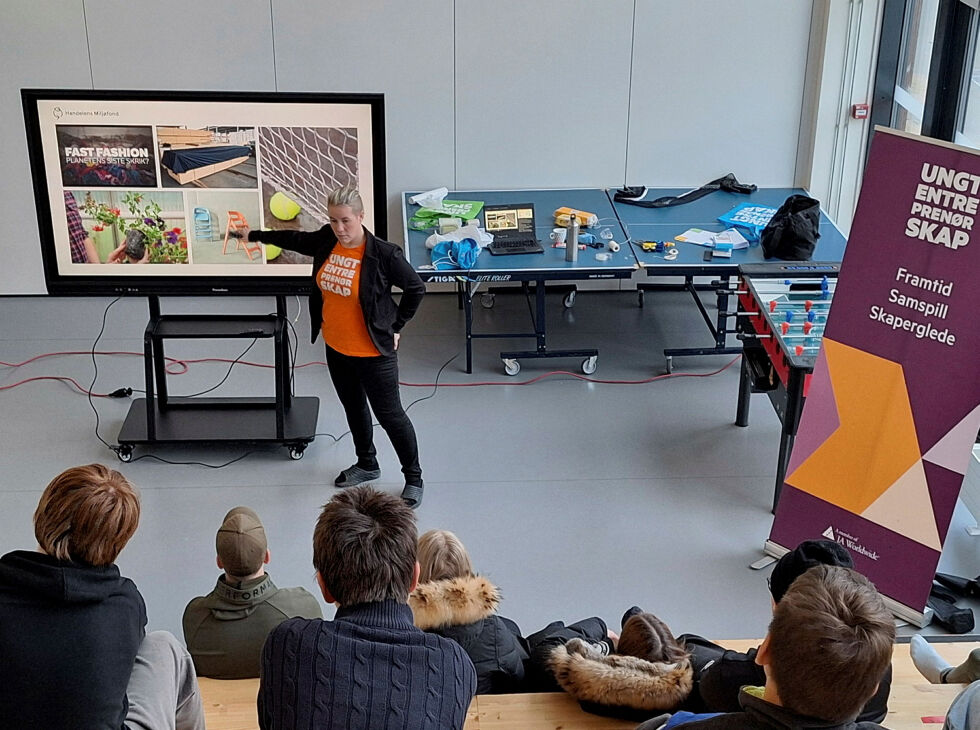 Hege Glad fra Ungt Entreprenørskap forteller om plast og problemløsning.
 Foto: Torbjørn Monsen