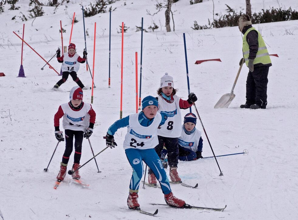 Alexander Bruun Fløgstad (10) fra Polarstjernen er først ned slalåmbakken. Rett bak seg har han fra venstre Juhán Niillas Aasprong (10) fra Ilar, Ane Elisabeth Reisænen (8) fra Ilar og Isak Roska (10) fra Nesseby IF.
 Foto: Charles Petterson