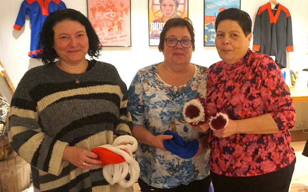 De er deltakere på diehppi/duskekurs i regi av Nordavindsfolket/Davvebiegga álbmot. Fra venstre Veronica Helgesdatter Indrøy, Mariann Pedersen Bårdsnes og Britt Karin Hansen.
 Foto: Geir Johansen