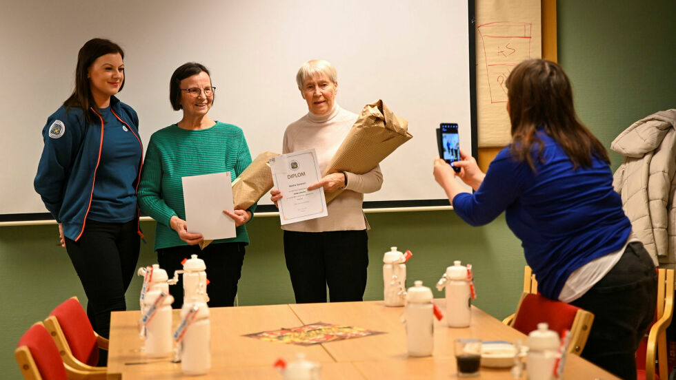 Hedersbevis er delt ut, og Christina Masternes Korslund foreviger det hele. Fra venstre: Maj-Britt Kollevåg Busæt, Jenny Pedersen og Martha Sørstrøm.
 Foto: Irmelin Klemetzen