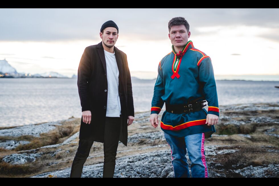 ÅLVA og DJ iDJa produserer på spreng fram mot konserten fredag. DJ iDJa, med døpenavn Markus Thonhaugen, og ÅLVA, med døpenavn Ole-Henrik Bjørkmo Lifjell, debuterer som duo sammen med danser Ánna-Katri Helander.
 Foto: Benjamin Fredriksen