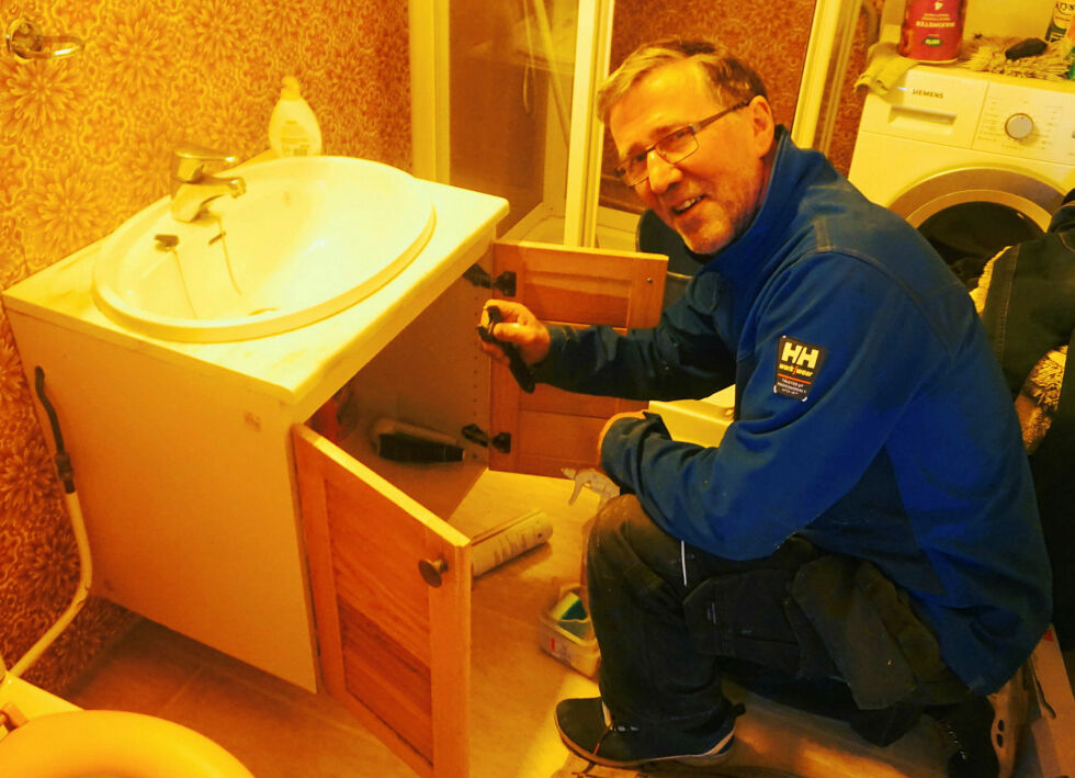 Jon Cock begynte å arbeide som rørlegger for 52 år siden, og rørlegger er han fortsatt.
 Foto: Geir Johansen