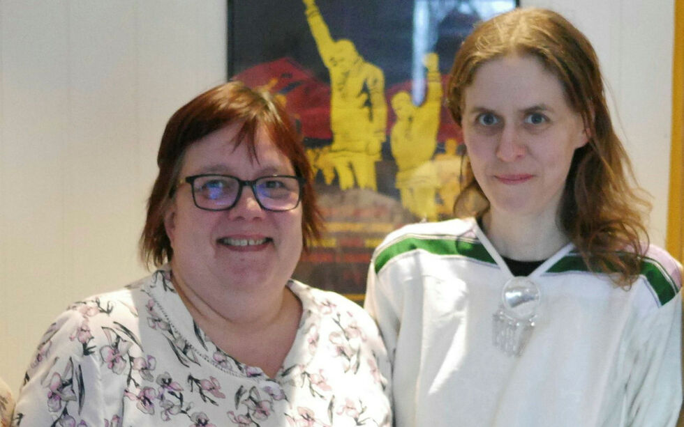 Mariann Pedersen Bårdsnes (til venstre) og Kristine Tjåland Braut i Nordavindsfolket/Davvebiegga álbmot ønsker alle velkommen når man holder lokalet i Storgata 24 åpent torsdag, fredag og lørdag.
 Foto: Geir Johansen